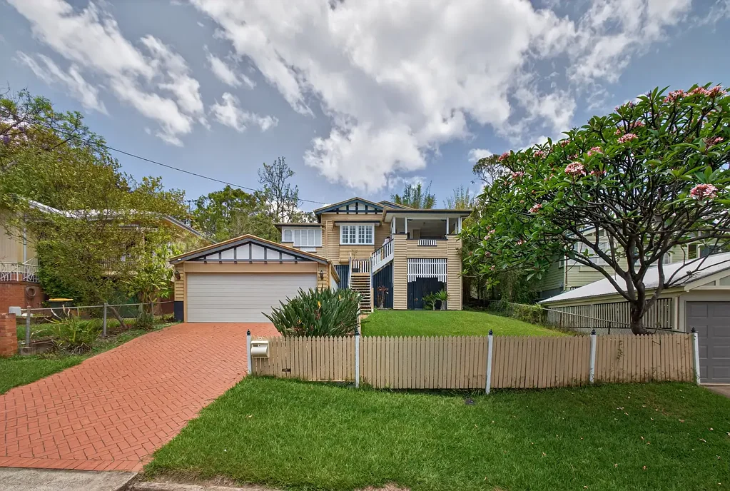 Bardon 4ਬੈੱਡਰੂਮ 812m2 in a prime location and must be sold