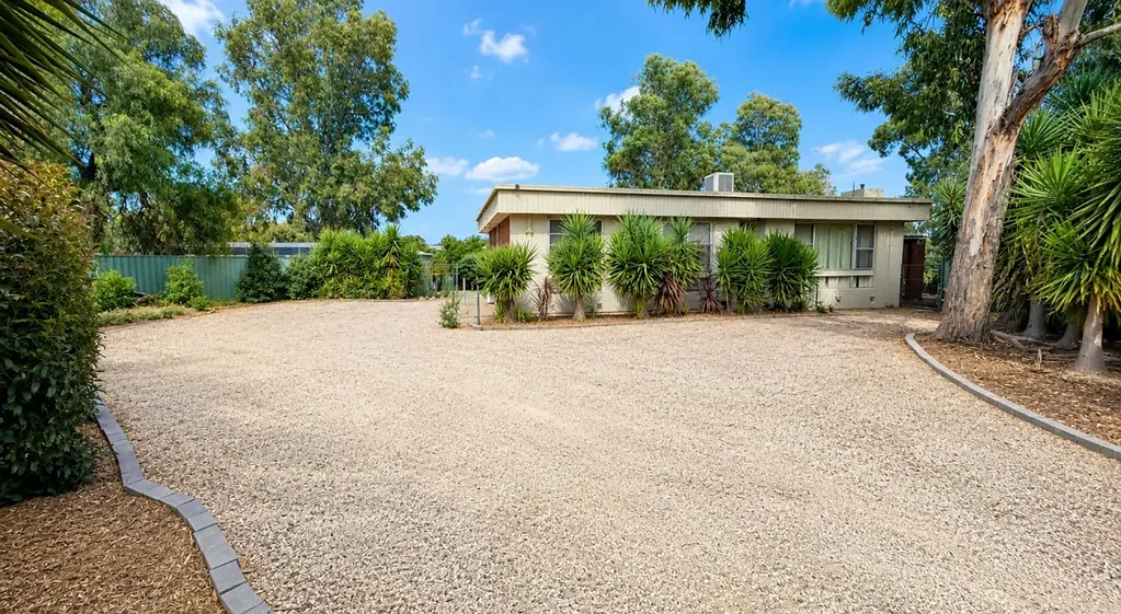 Epsom 4房  Family living in a prime position, complete with a bungalow set on a 990m2 block!