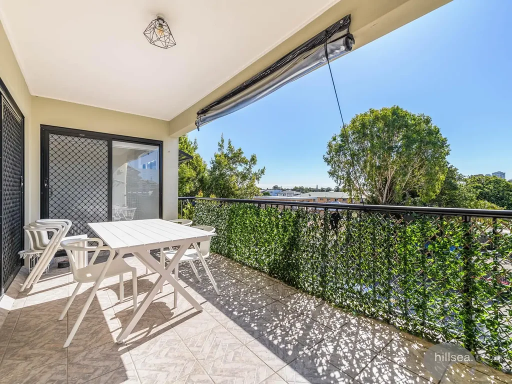 Labrador 2 Bedroom TWO CAR SPACES... WALK TO THE BROADWATER!