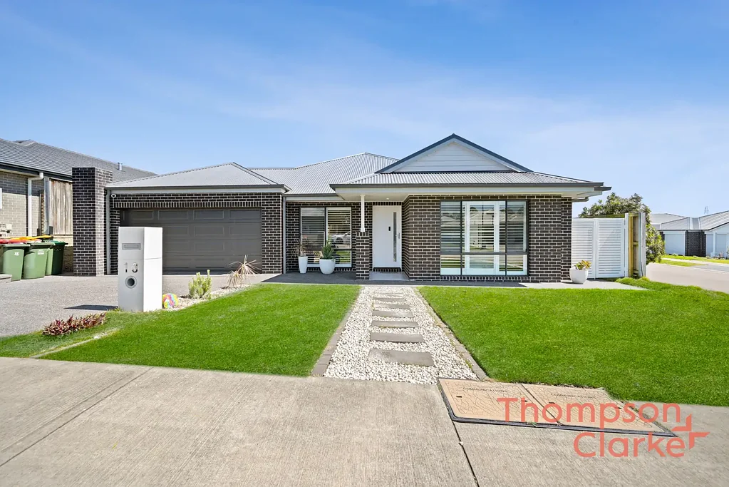 Chisholm 4ห้องนอน Step into contemporary family living at 13 Meadowhawk Street, Chisholm.