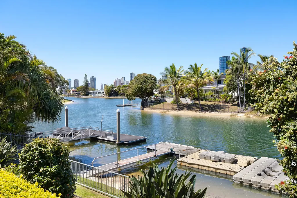Broadbeach Waters 4कमरा Comfort, Charm and Potential in a Single Level Waterfront Sanctuary