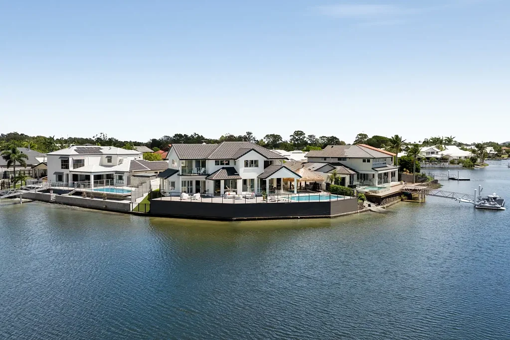 Maroochydore 6房  QUALITY FAMILY LIVING ON 36M OF WATERFRONT