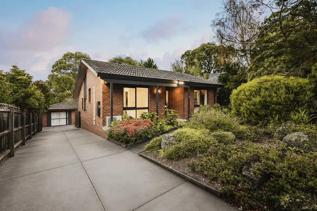 Eltham North 3房 Eltham风格住宅 宽敞分层设计 阳光庭院 高耸教堂天花板 绿树成荫视野 厨师级厨房 广阔露台 成熟花园 家庭友好社区 Captivating family sanctuary