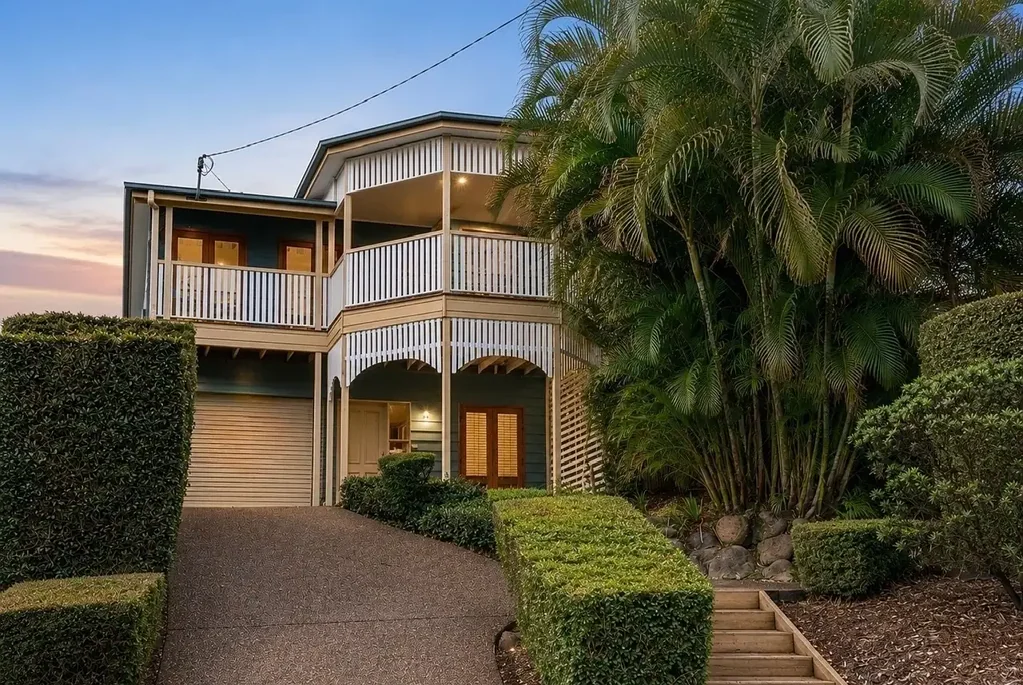 Toowong 4બેડરૂમ Timeless Style in a Prestigious Toowong Setting