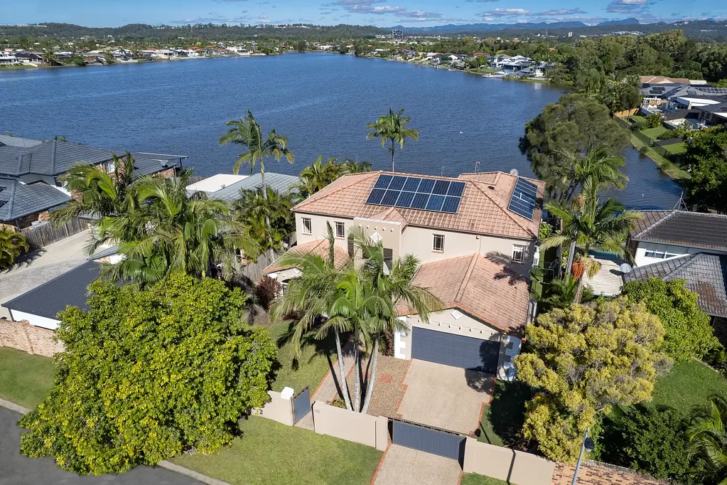 Burleigh Waters 5غرفة نوم Waterfront Family Oasis with Poolside & Lakeside Entertaining