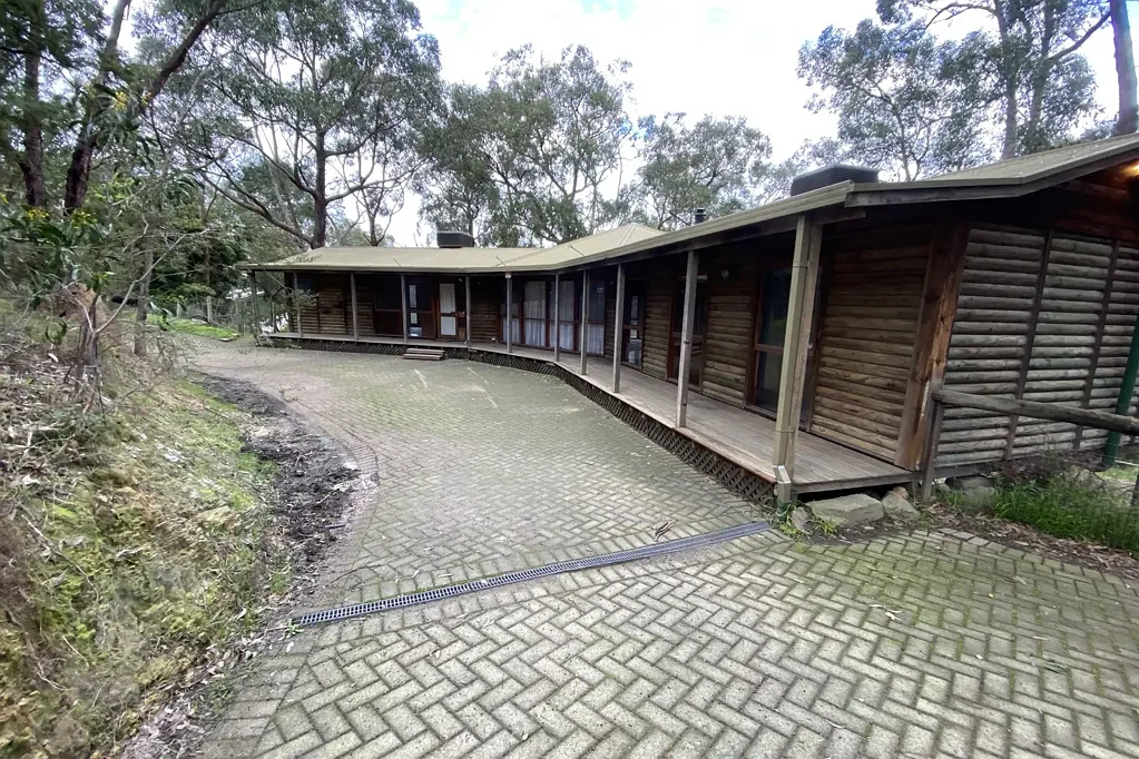 Spacious Log-cabin style home with Large Deck Overlooking Hills Garden