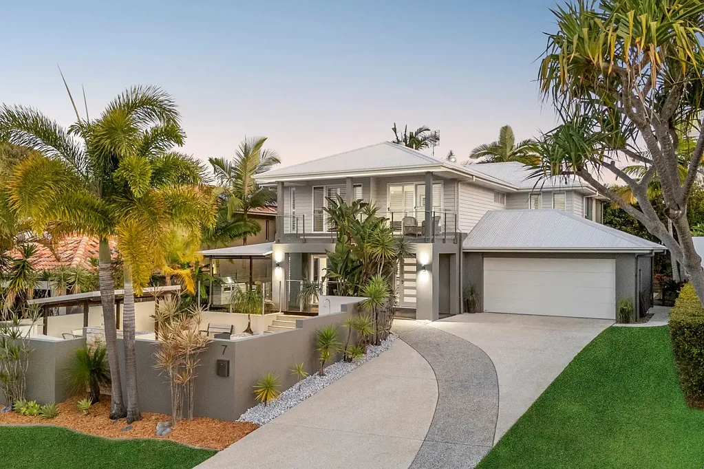 Noosaville 4 Bedroom Spacious Family Entertainer, Views & Short-Term Accommodation Approval