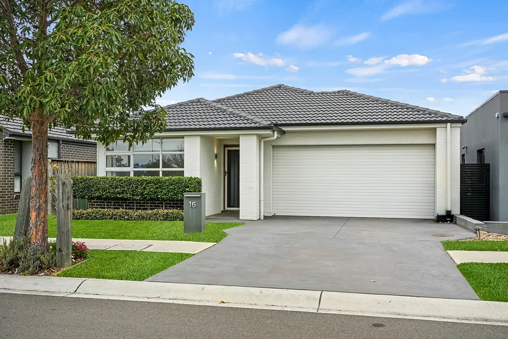 Gledswood Hills 4Kwarto Park-Front Family Living in the Heart of Gledswood Hills