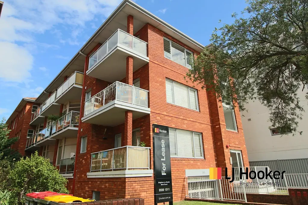 MIDDLE FLOOR BRIGHT STUDIO APARTMENT!