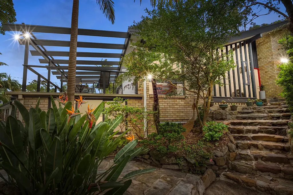 Frenchs Forest 3房 Pettit+Sevitt经典设计 私密高地住宅 朝北庭院视野 开放式客厅 Miele电器 配套齐全 步行便利 Tranquil Convenient Retreat