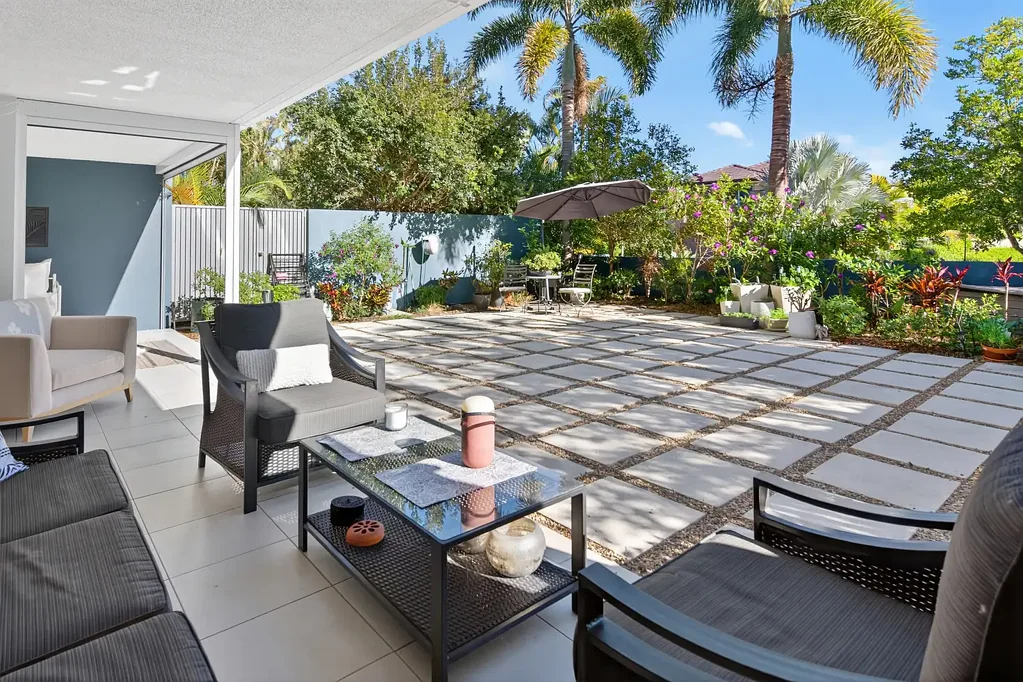 Hope Island 2房  Massive ground floor apartment