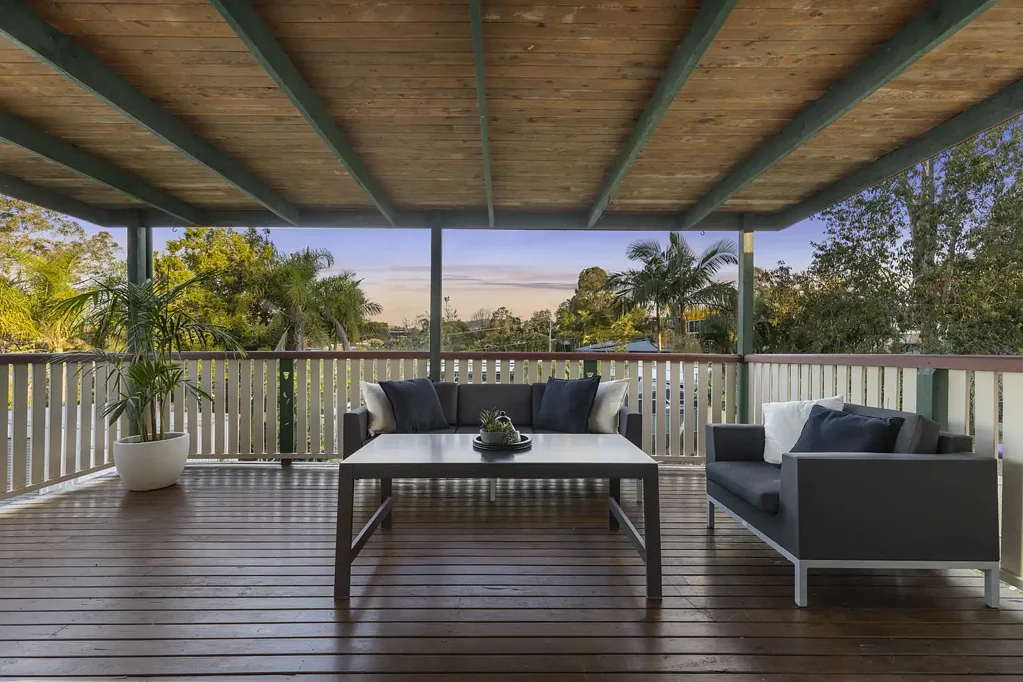 Ferny Hills 3房 翻新家庭住宅，带宽敞后院 Renovated Family Home with Expansive Backyard