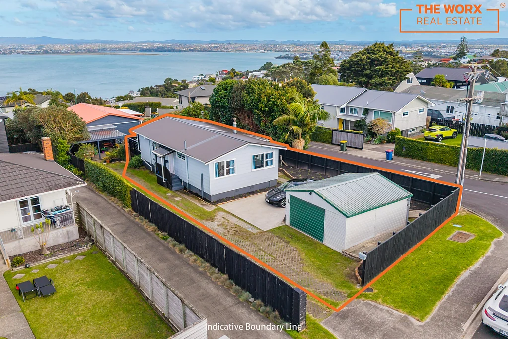 Beach Haven 3房 海景、格调与性价比兼得！焕新家庭住宅，门口即有公交站，靠近学校/渡轮码头，拎包入住！ Committed elsewhere, selling here! Corner Section with Sea Views