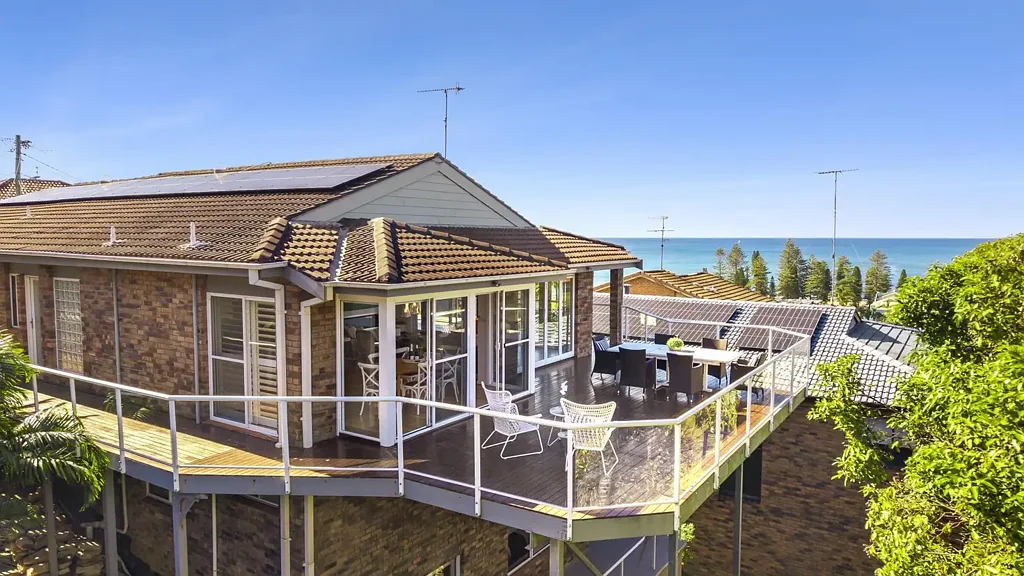 Collaroy 5 Bedroom Sophisticated coastal home with sweeping ocean views