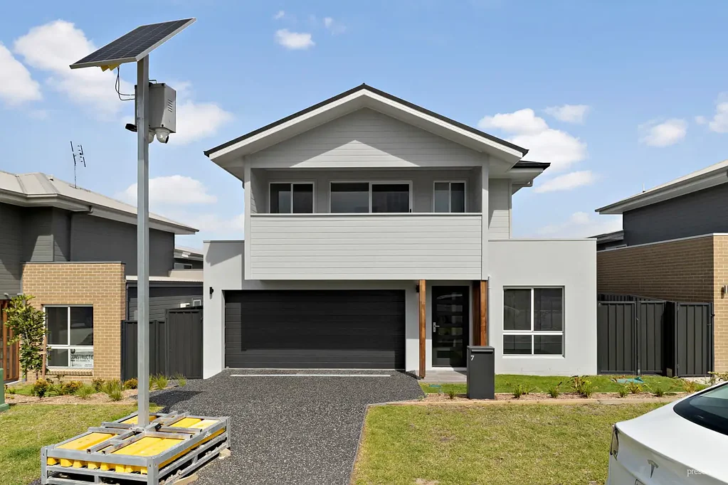 QUALITY FAMILY SANCTUARY – MULTIPLE LIVING ZONES – DUCTED HEATING & COOLING