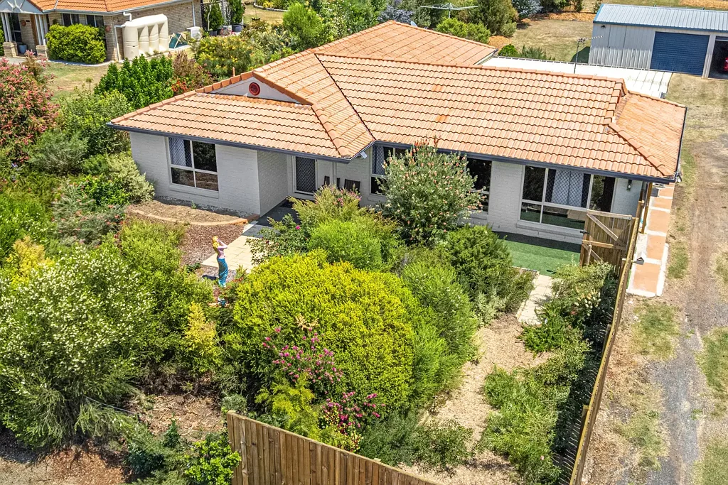 Meringandan West 3部屋 Spacious, Renovated Family Home on 2000m² with Shed, Gardens & More!