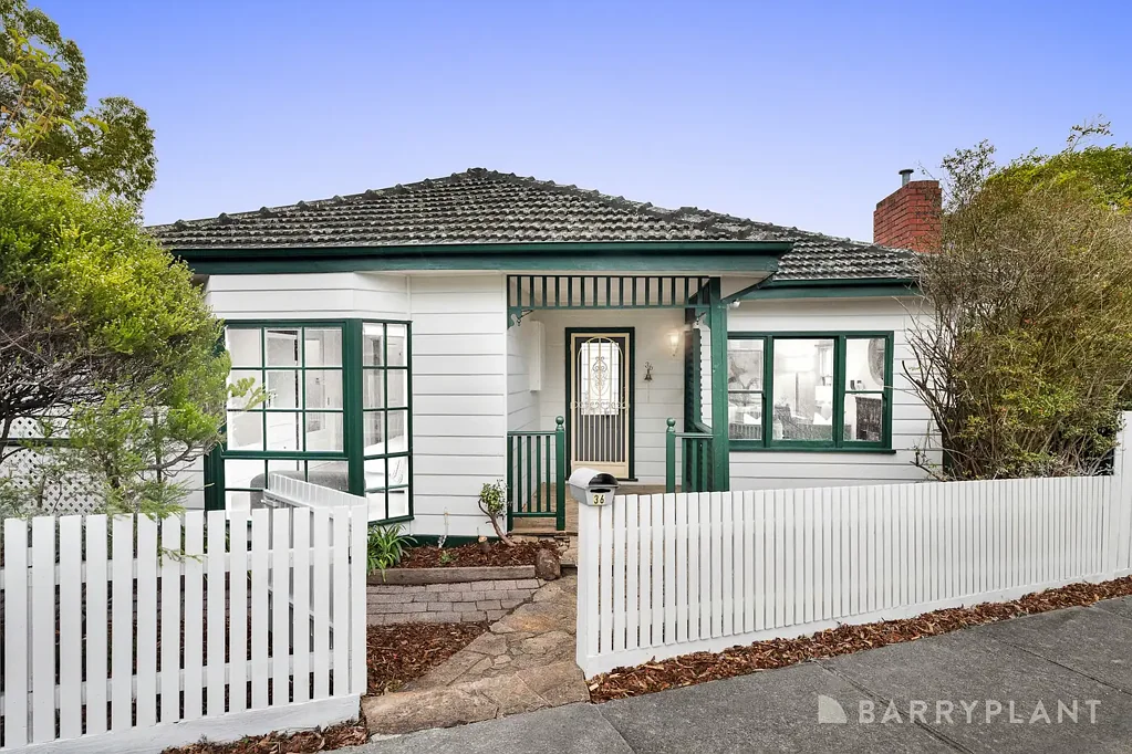 Ringwood 3Zimmer Beautifully Updated Character Home In The Heart Of Ringwood.