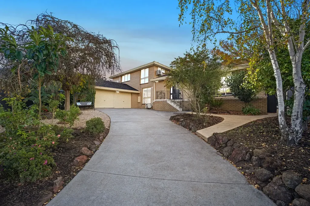Mount Waverley 6chambre Elevated Family Excellence with Future Prestige Potential