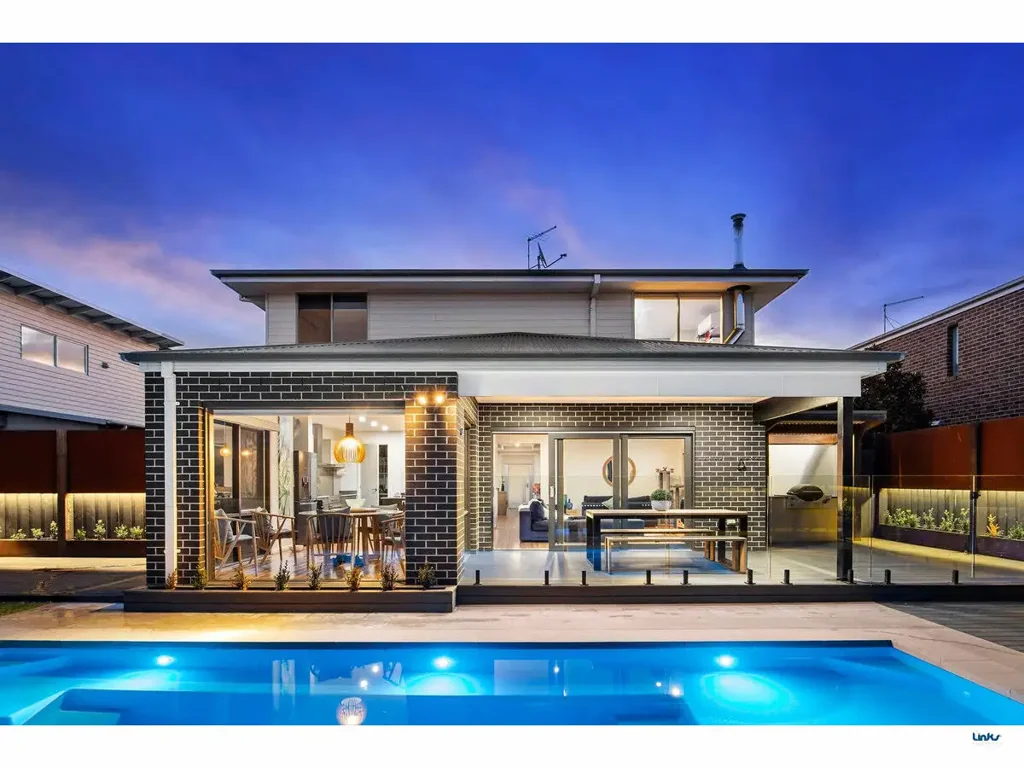 Torquay 4房  Expansive Modern Home With Triple Garage and Pool