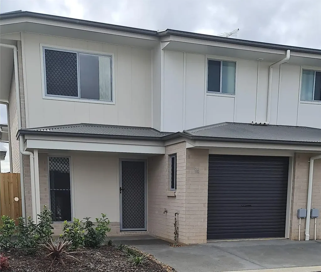Riverbank Estate - Modern Townhouse in a Convenient Location