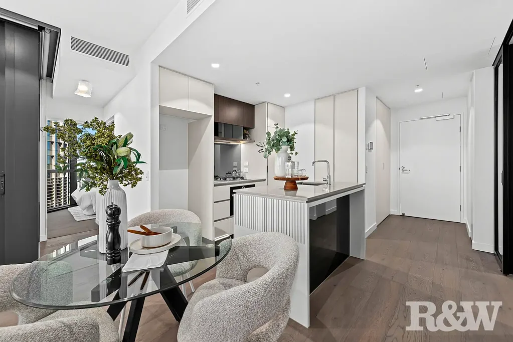 Brisbane City 1Moenga Elevated City Living with River & South Bank Views – 1 Bedroom + Oversized Study!