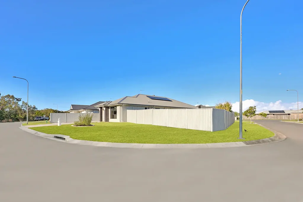 Eli Waters 4 Slaapkamer Leafy Outlook, Poolside Living and No Homes Directly Opposite