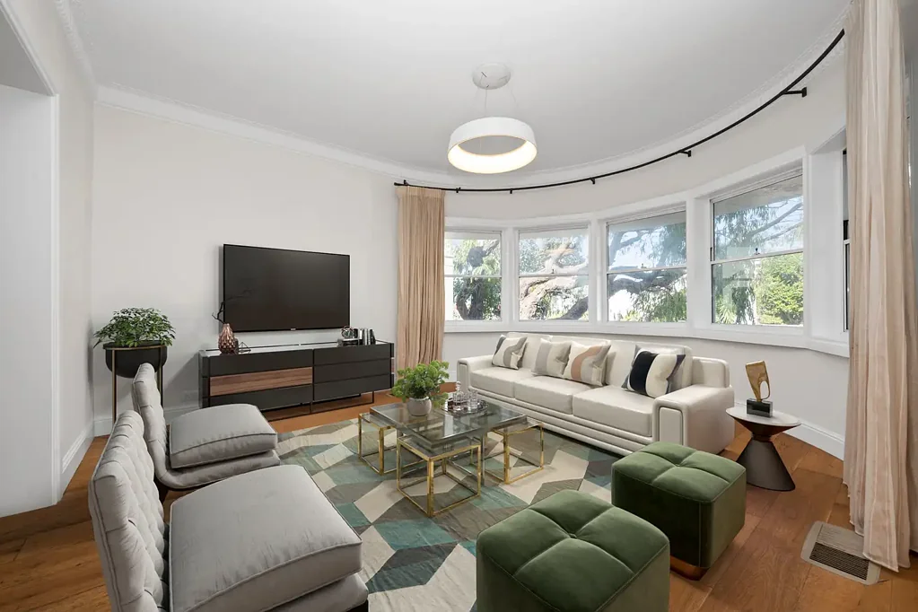 Coastal Elegance Just Moments from the Clifftops – Oversized Apartment with Ocean Breezes