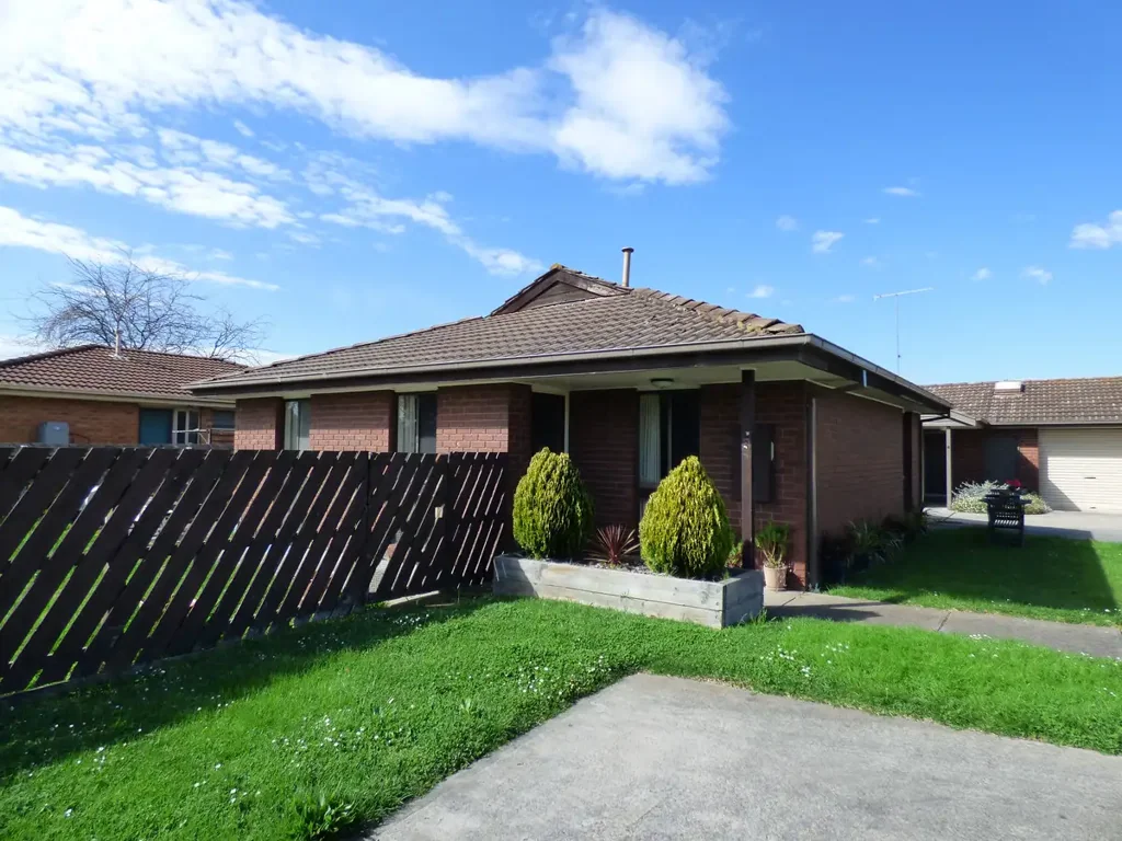 Very Neat 2 Bedroom Unit With Private Yard