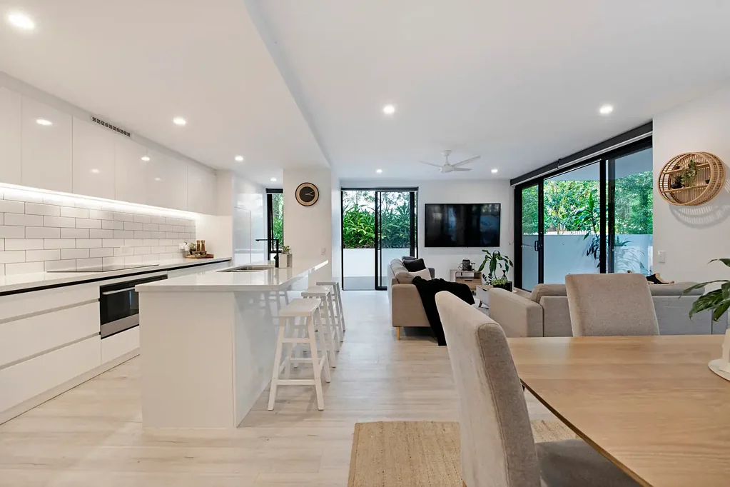 Ashmore 3房  SPACIOUS APARTMENT WITH TWO BALCONIES AND TWO ENSUITED BEDROOMS