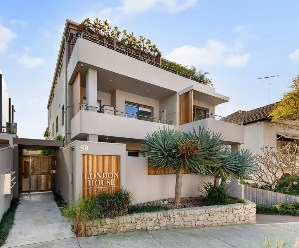 Fully Furnished Coastal Apartment – Steps from Clovelly Beach