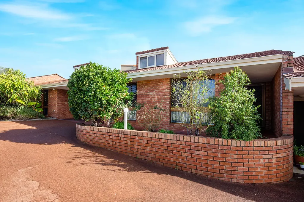 Delightful light & bright villa with open plan living in attractive complex