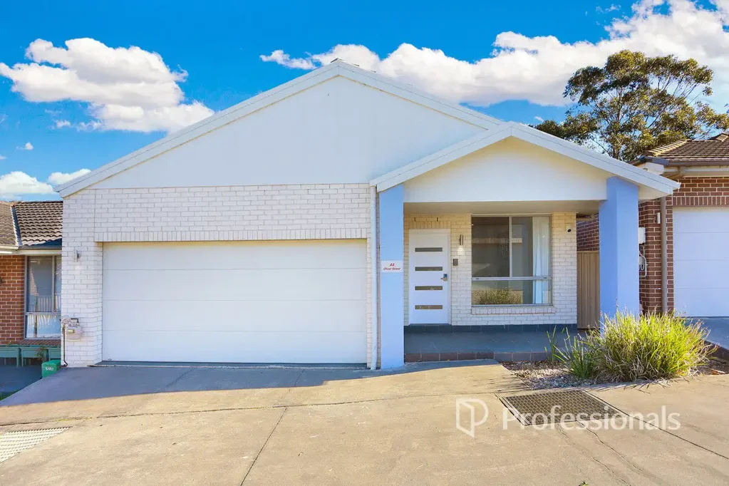 Riverstone 4房 宽敞错层式家庭住宅，现代升级 Spacious Split-Level Family Living with Modern Updates