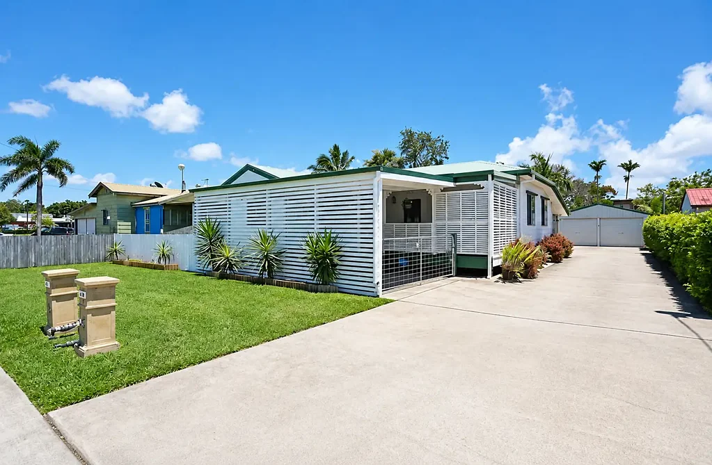 North Mackay 6房  Double the Opportunity - Two Residences on One Property & Double Bay Shed!