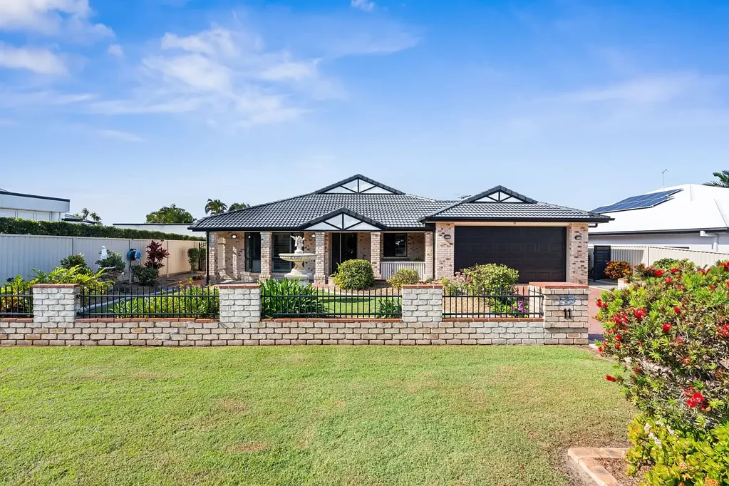 Sandstone Point 3Kwarto An Exceptional Home in a Beautifully Established Pocket