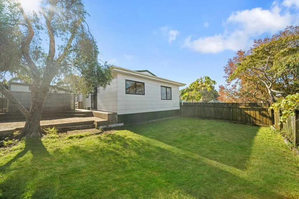 Wattle Downs 4房  Freehold Corner Site in Prestigious Wattle Downs