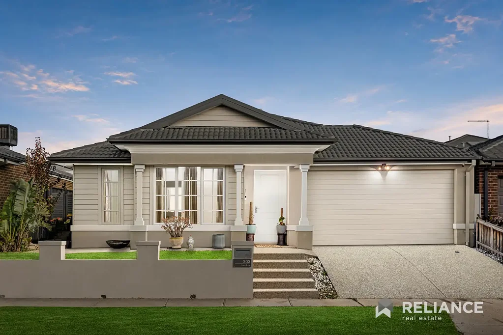 Point Cook 4कमरा A two year old (approx.) Stunning Carlisle-Built Residence in a Coveted Point Cook Location