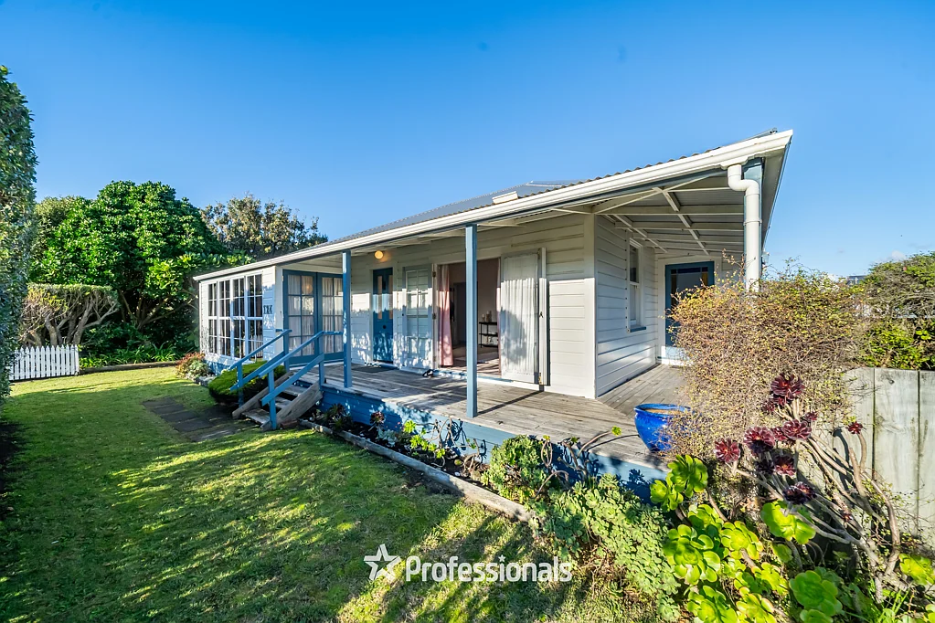 Waikanae Beach 2 Bedroom ONCE IN A LIFETIME COASTAL CUTIE!