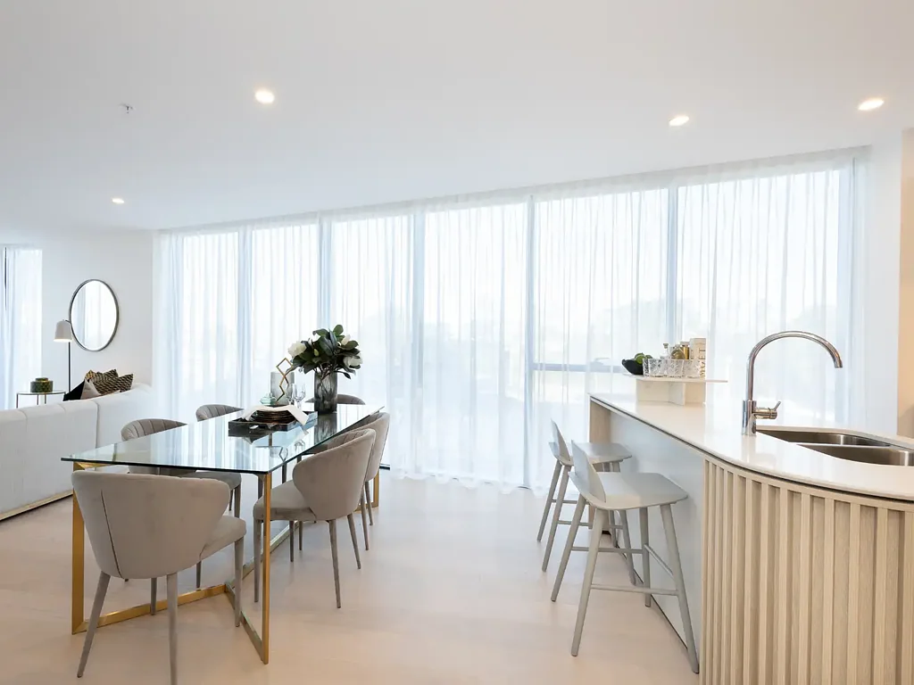 Three Bedroom Luxury and Charm on the Broadwater - Break Lease