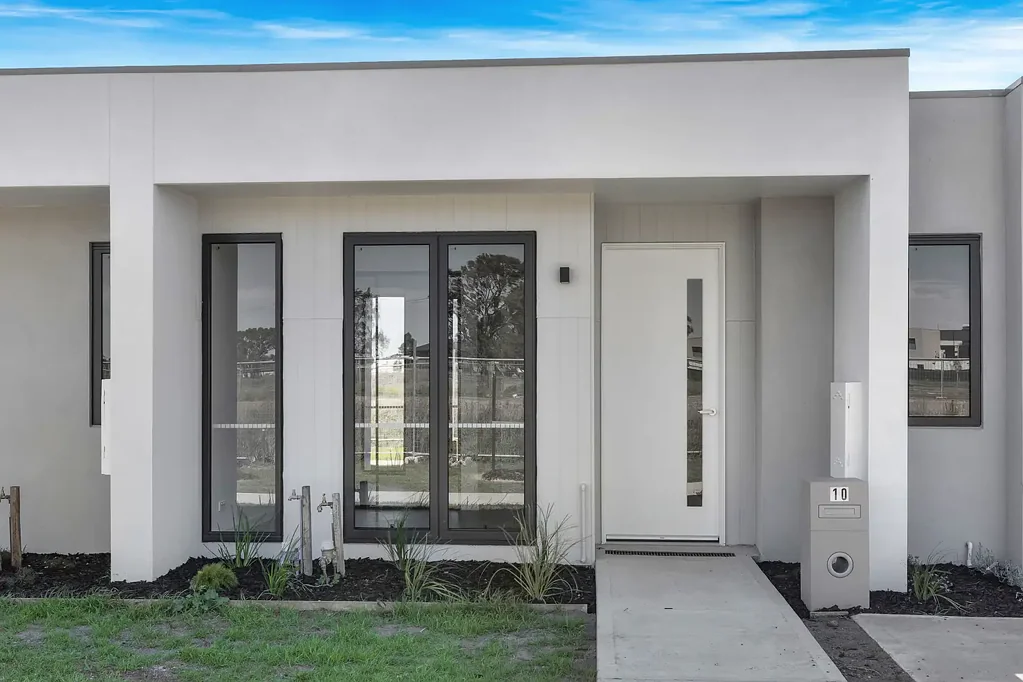 NEWLY BUILT 3 BEDROOM PLUS STUDY IN WOLLERT'S PRIME LOCATION