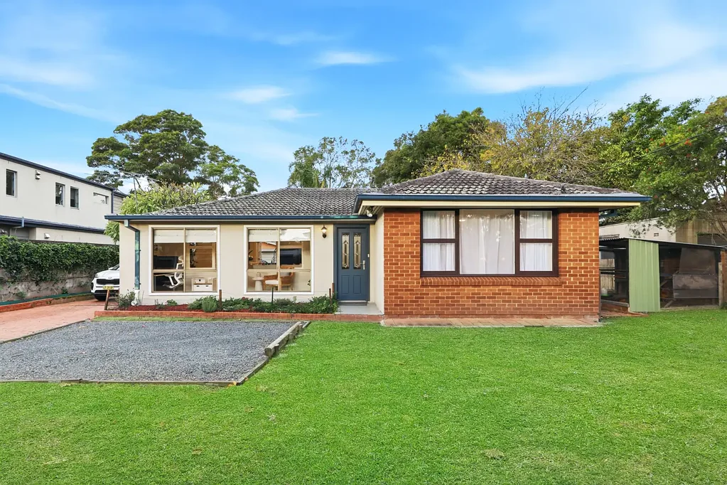 Belrose 3房 步行至Glenrose Village 733.5㎡全幅地 高墙私密庭院 Bosch厨房 双车库 儿童友好公园环绕 Modern Single-Level Living with Convenience at Its Heart