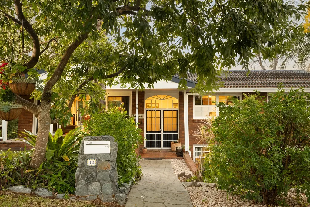 Kenmore 5房 高架生活，开阔视野，泳池魅力 Elevated Living, Expansive Views and Poolside Appeal