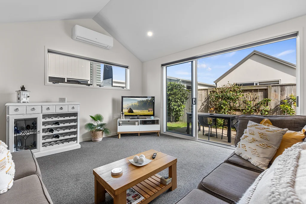 Papamoa 2房  Vaulted ceilings, sunlit spaces