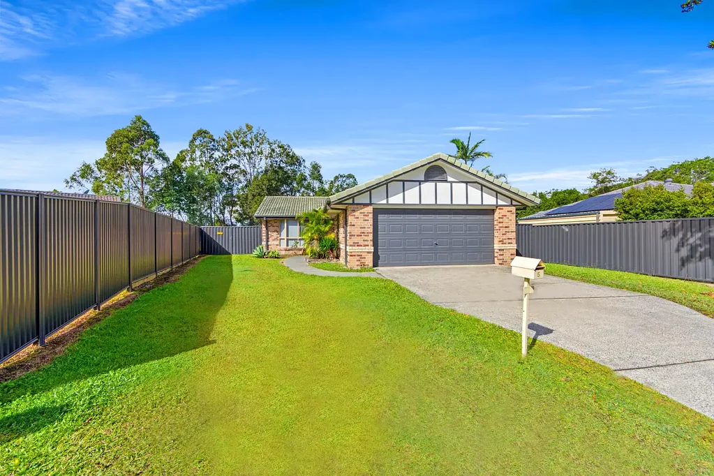 Mudgeeraba 3房  Spacious Family Living on a Huge 875m² Block