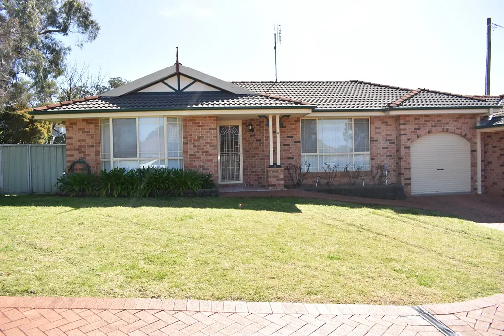 Parkes 2 Bedroom QUALITY TOWNHOUSE