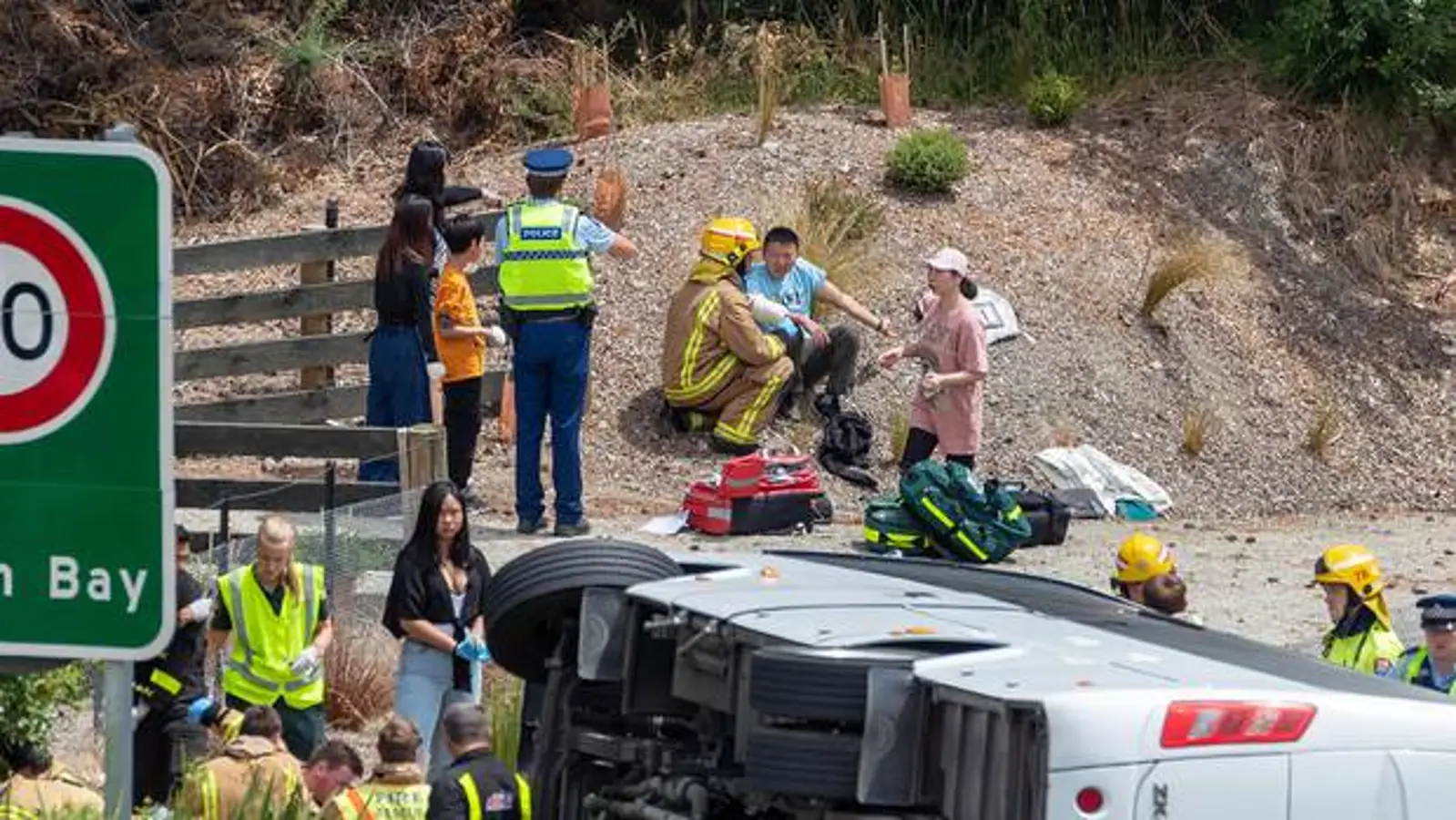 华人遇险！旅游大巴在皇后镇翻车，致20人受伤，2人危急，救援进行中……