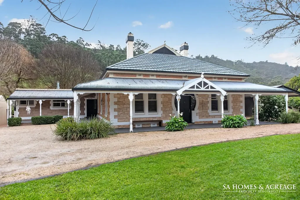 Cudlee Creek Luxury & Elegance on Acreage at Cudlee Creek!