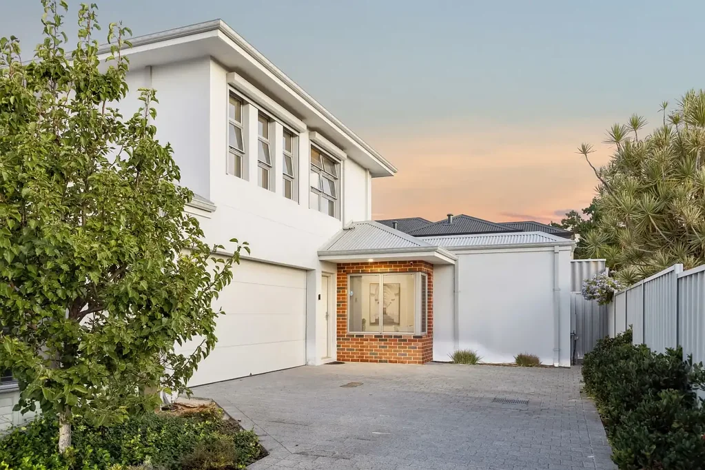 Low-Maintenance Living, High Convenience Location!