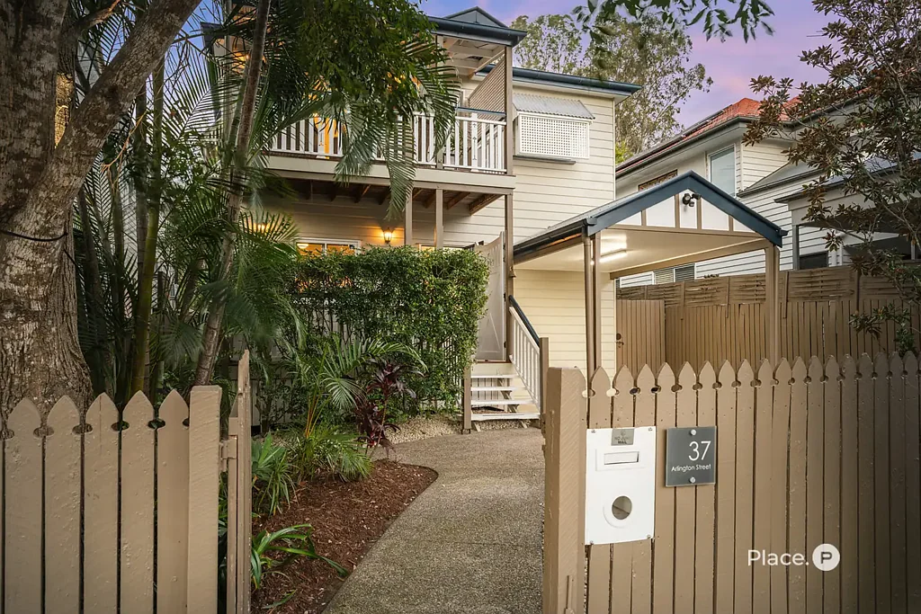 Coorparoo 5房 宽敞五卧 405㎡低维护地块 现代舒适 高天花板 空调全配 室内泳池 学区房 便捷交通 Cavendish Road School Catchment – Price Reduced to Offers Over $2,100,000