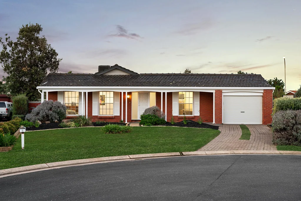 West Lakes Shore 3 Slaapkamer Beautifully Updated Family Home in Sought-After West Lakes Shore