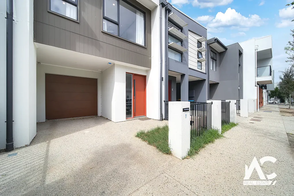 Sleek and Stylish Townhouse in Lightsview!